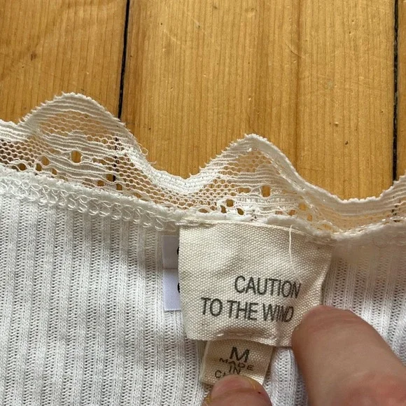 Dainty Caution to the Wind White Lace Trim Ribbed Button Up Short Sleeve Top M - Picture 2 of 6